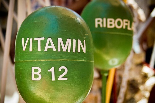 B-vitamiinin puutos voi aiheuttaa käsien puutumista