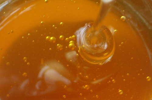 hunaja makeuttaa inkivääriteen