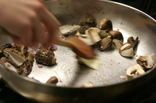 ruoanlaiton myrkyllinen puoli: sienet, pannut