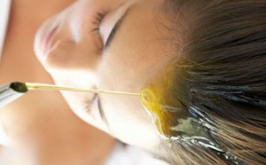 Kuinka voit kosteuttaa hiuksiasi kasviöljyillä