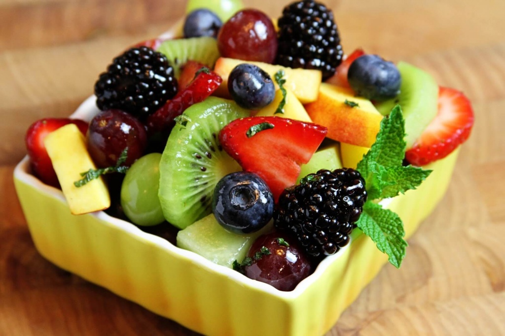 terveelliset aamiaiset: hedelmät ja marjat