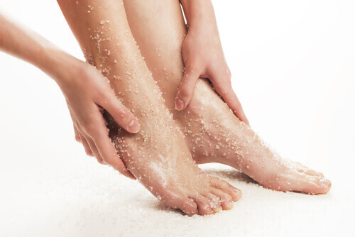 Pahanhajuiset jalat on yleinen vaiva, mutta jalkojen hoito auttaa hajun poistamiseen.