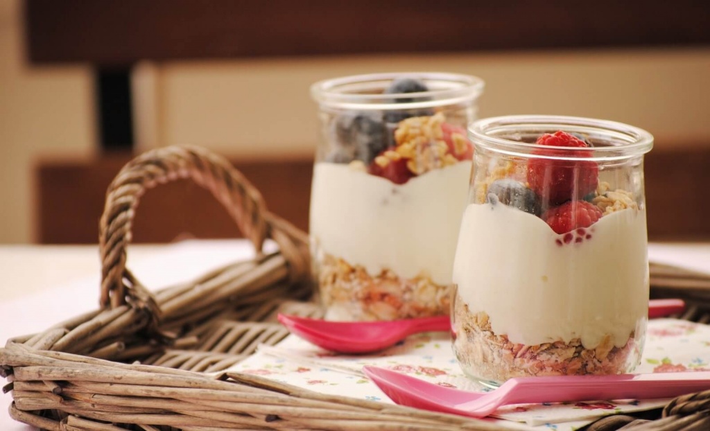 terveelliset aamiaiset: kaura ja jogurtti
