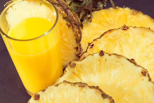 Ananas auttaa verenkiertoon.