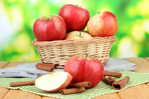 Auta elimistöä poistamaan myrkkyjä omenoiden avulla.