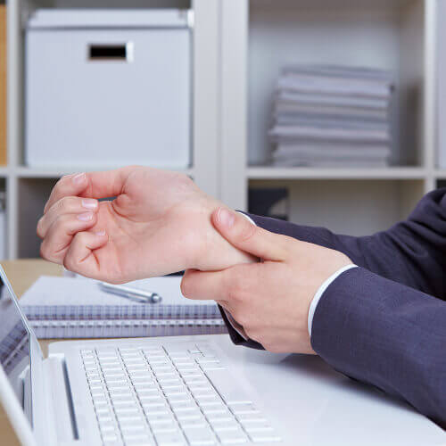 ranteen rasittuminen voi johtaa käsien yölliseen puutumiseen