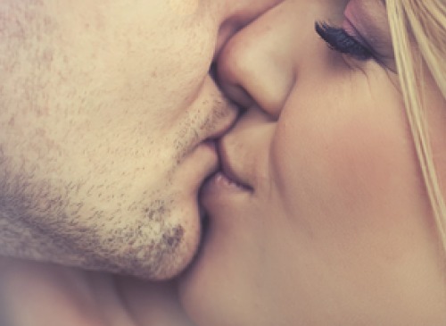 Suudelma parantaa itsetuntoa.