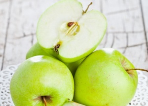 Vihreän omenan hyödyt tyhjään vatsaan syötynä