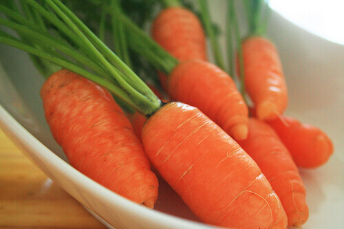 Voit yrittää ehkäistä luuston ongelmat syömällä mineraalipitoisia ruokia, kuten keitettyjä porkkanoita.