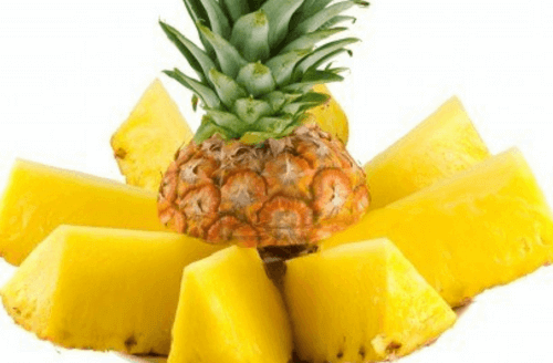 Ananas lohkoina jalkojen nesteturvotus