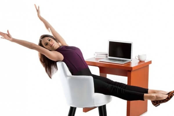 Suonikohjujen ehkäisyyn voit tehdä harjoituksia vaikka työpöytäsi ääressä.