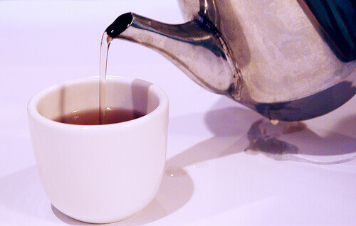 vähennä 500 kaloria päivässä juomalla sokeritonta teetä