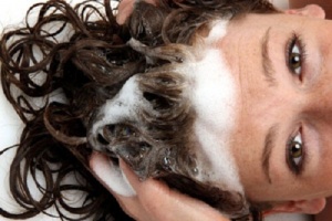 Kotitekoinen shampoo torjumaan hiustenlähtöä