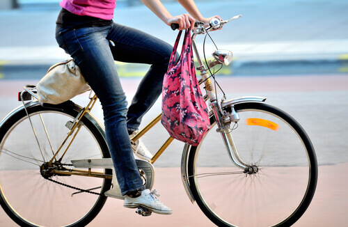 nainen pyöräilee