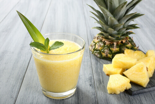 Erilaiset smoothiet painonpudotuksen apuna - ananas ja aloe vera- smoothie.