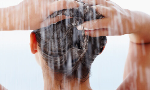 kauniimmat hiukset hiustenpesu suihkussa
