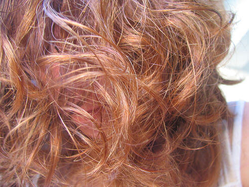Hiusten värjäys luonnonuutteilla - hennalla hiuksiin punertavaa väriä.