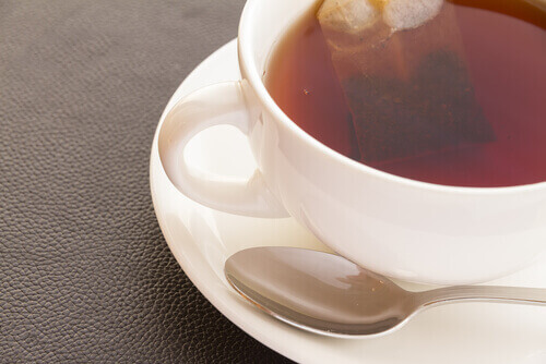 Musta tee on hyvin kofeiinipitoista.