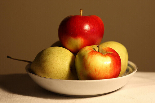 Omena on elimistöä puhdistava aines.