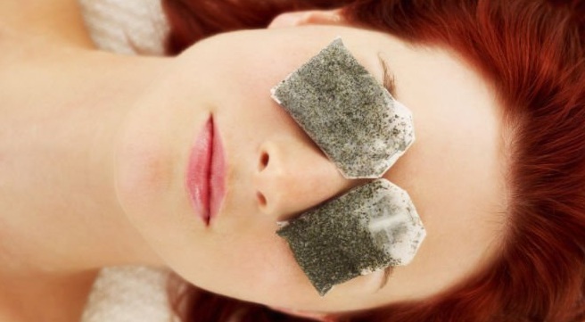 Voit käyttää teehauteita silmäpussien lievittämiseksi.