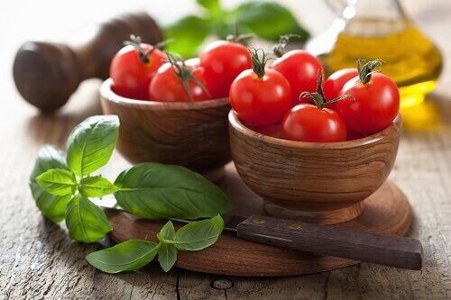 basilikaa ja tomaatteja