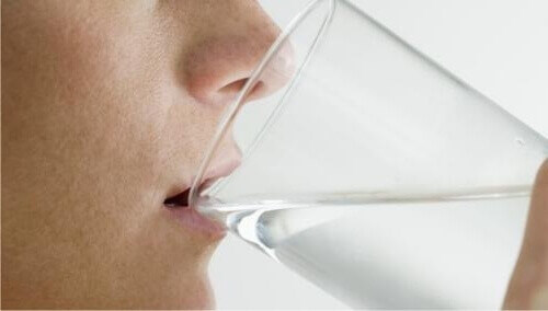 Miksi lasillinen vettä tyhjään mahaan on hyväksi elimistölle?