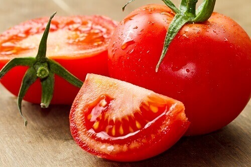 tomaattilohko ja tomaatteja