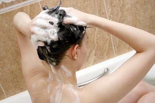 Onko haitallista pestä hiukset joka päivä?