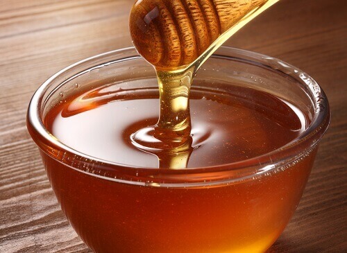 Voit käyttää hunajaa huuliherpeksen hoidossa.