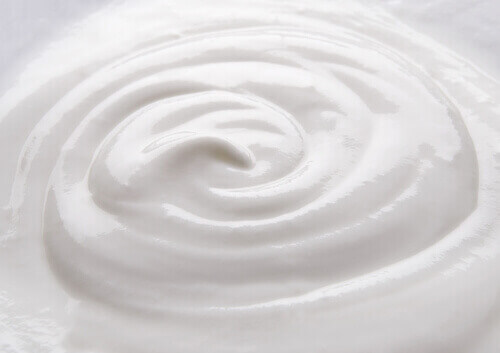 Kylmä jogurtti vähentää herpeksen vaivaamien huulten turvotusta.