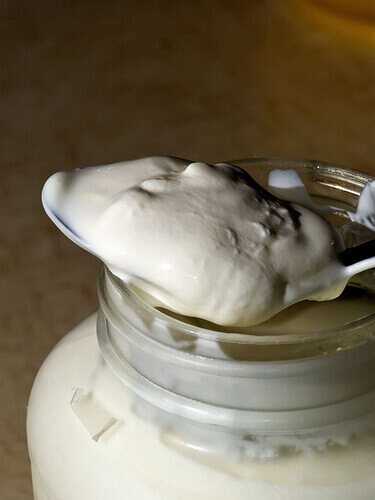 Näillä ruuilla vähennät vyötärörasvaa - kreikkalainen maustamaton jogurtti.