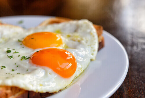 Kananmunaa kannattaa nauttia aamiaisella, sillä se pitää kylläisen tunteen pitkään.