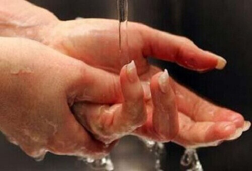 pesee käsiä