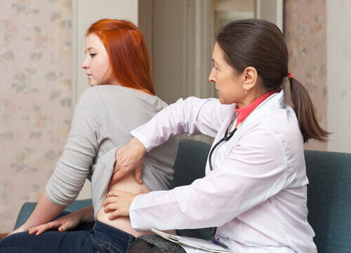 nainen lääkärin luona