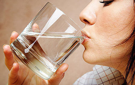 nainen juo vettä