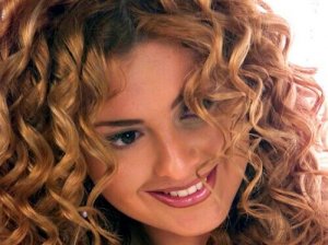 Kotitekoiset hiusnaamiot kihartuville hiuksille