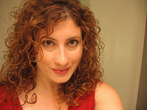 Saat hiuksiisi kiharoita papiljottien avulla.