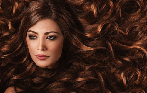 Kotitekoiset hiusnaamiot estävät hiuksia pörröttymästä.