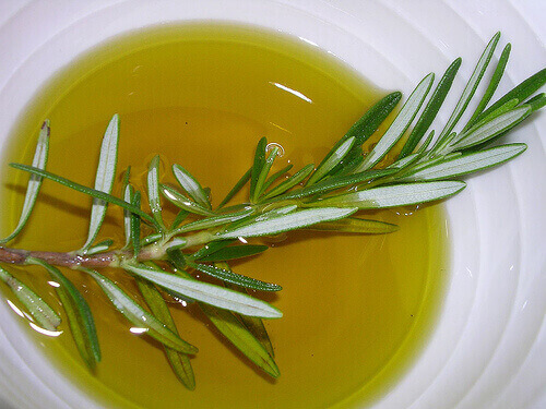 Rosmariinin ja oliiviöljyn avulla saat vahvat hiukset.