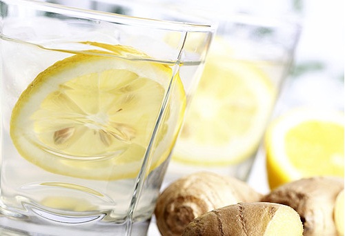 Sitruunavesi auttaa poistamaan ylimääräistä nestettä