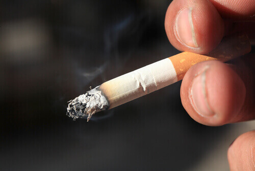 tupakoitsija oppii polttamaan