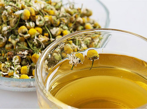 kamomillatee auttaa auringon polttamaa ihoa