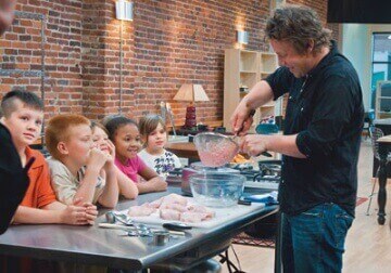Tv-kokki Jamie Oliver valistaa katsojiaan kananugettien epäterveellisyydestä.