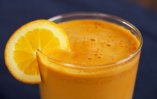 Appelsiini-porkkanamehu rannekanavaoireyhtymän hoitoon