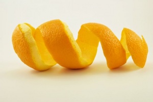 Valkaise hampaat luonnollisesti appelsiininkuoren avulla.
