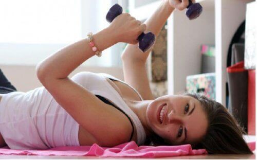 vatsalihasliikkeet käsipainojen kanssa