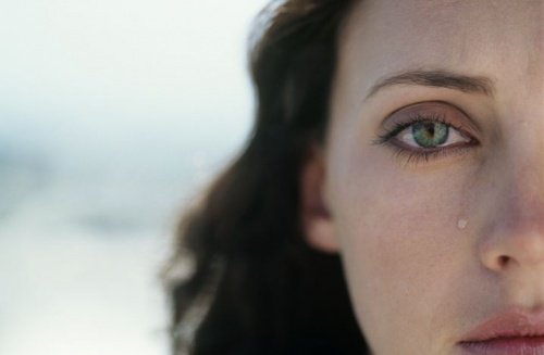 kyynel naisen poskella