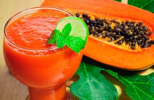 Papaijasmoothie ja puolikas papaija