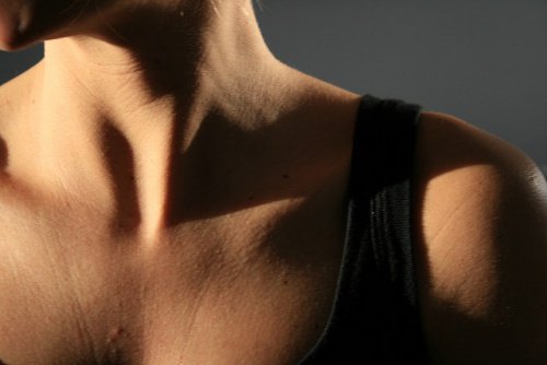 Voit käyttää erilaisia luonnollisia hoitoja kaulan kaunistamiseksi.