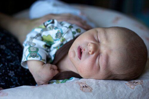 Ota mallia vauvan tavasta nukkua - hieman suu auki, jotta leuka rentoutuu.